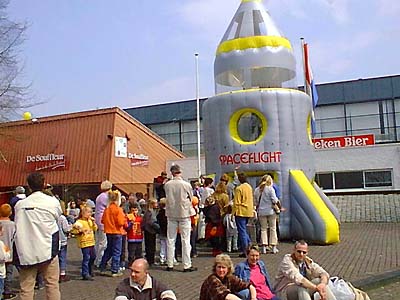 Dronten_Koninginedag2001_speeltoestel2