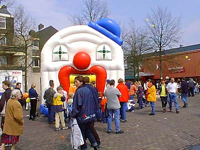 Dronten_Koninginnedag2001_speeltoestel1